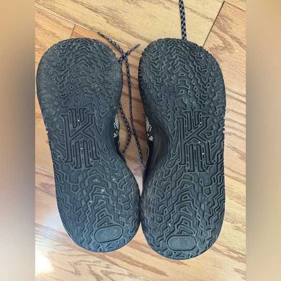 Nike Kyrie Men’s Basketball Shoes - Picture 7 of 10